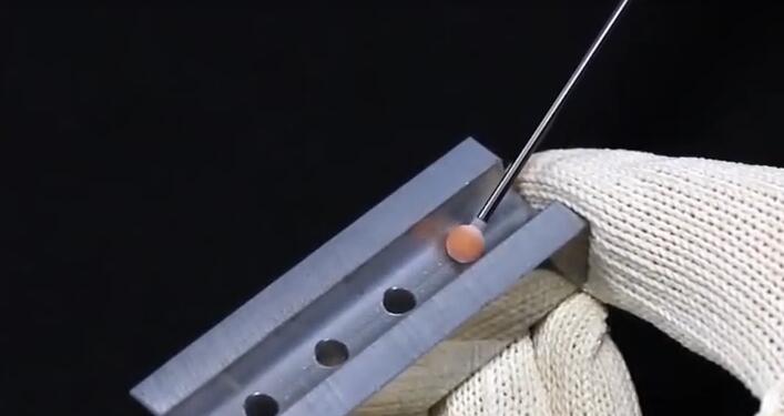 手動去除交叉孔毛刺.jpg 手動去除交叉孔毛刺.jpg