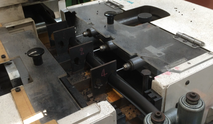 多軸鉆孔機(jī)汽車(chē)密封條鉆孔.png 多軸鉆孔機(jī)汽車(chē)密封條鉆孔.png